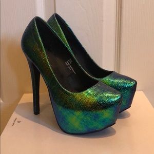 shi shiny turquoise heels!
